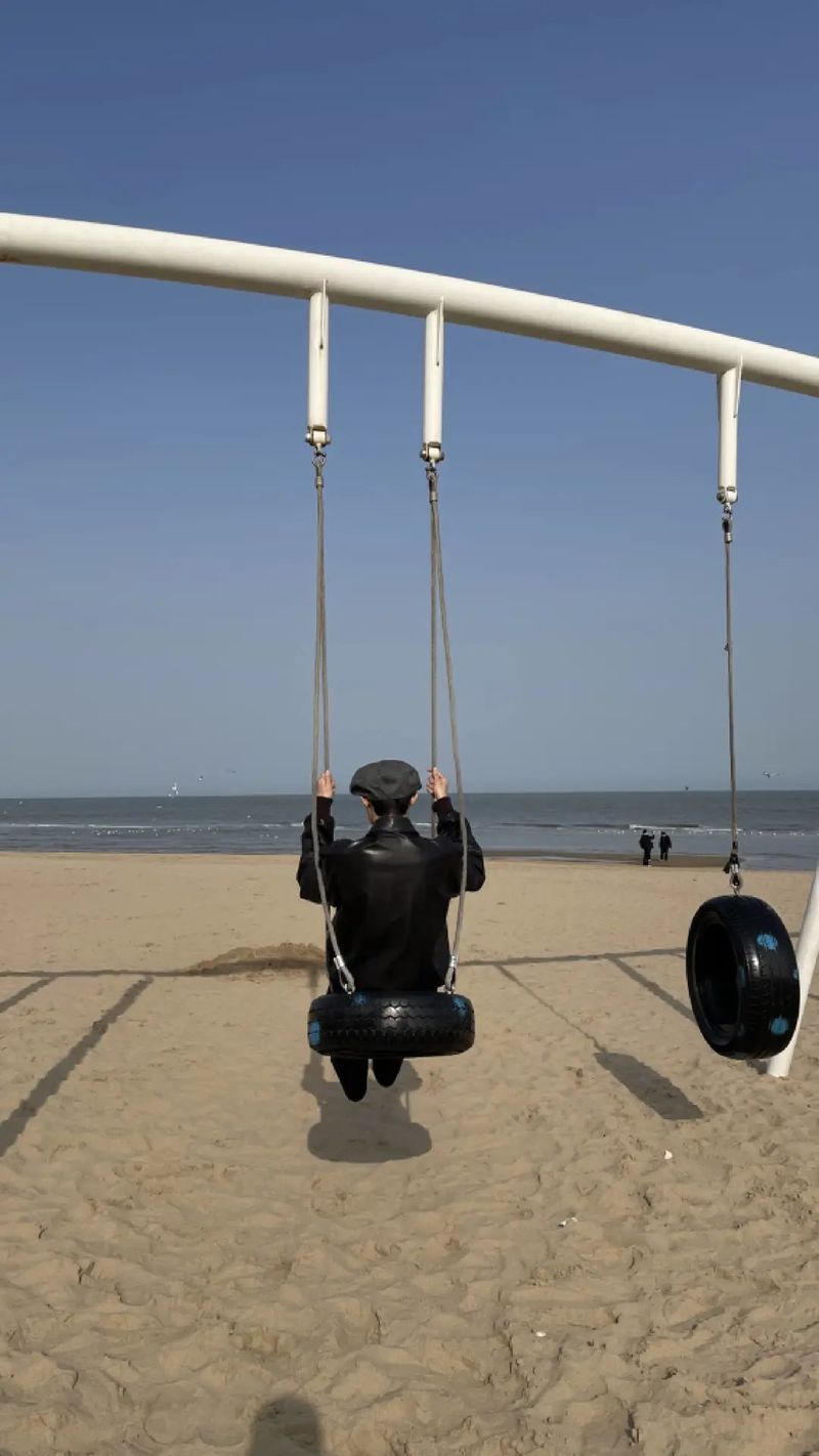 Chilling by the beach on idle days (Zeng)